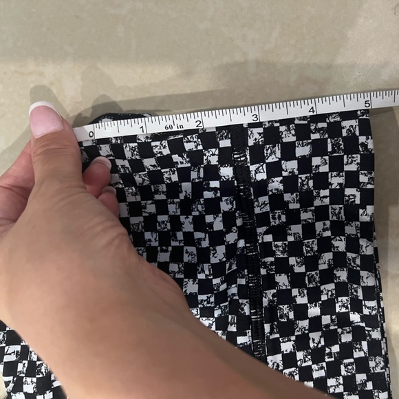 Lululemon Black and White Sports Bra with Racerback(Size 6) - Picture 17 of 17